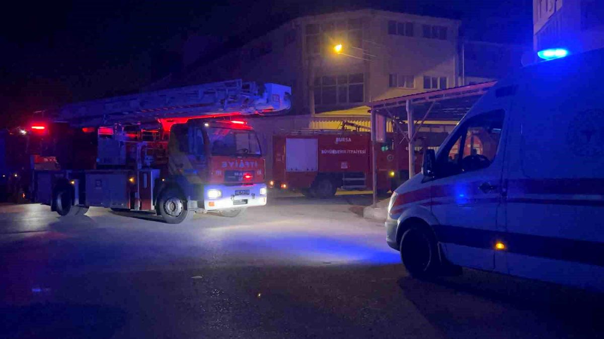 İnegöl\'de Mobilya İmalathanesinde Yangın Çıktı