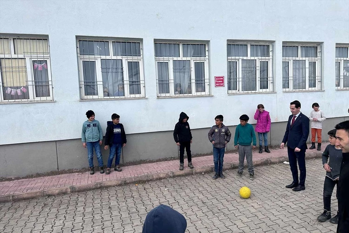 Çatak Kaymakamı Sercan Sakarya, Görentaş Mahallesi\'nde vatandaşlarla bir araya geldi