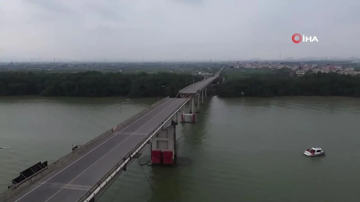 Çin\'de konteyner gemisi köprüye çarptı, araçlar suya düştü: 2 ölü, 3 kayıp