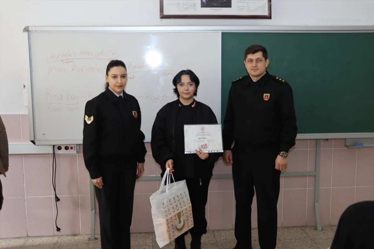 Çorum\'da Jandarma Genel Komutanlığı resim yarışmasında dereceye giren öğrencilere ödülleri verildi