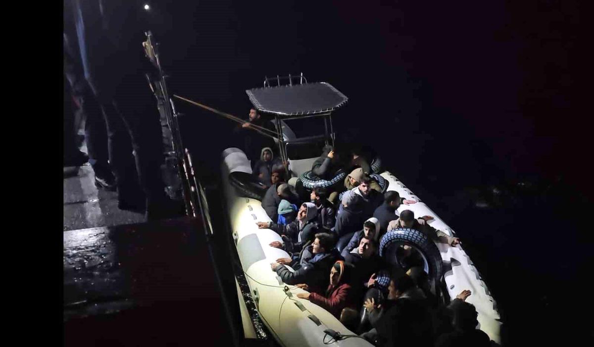 Muğla\'nın Datça ilçesinde 51 düzensiz göçmen kurtarıldı