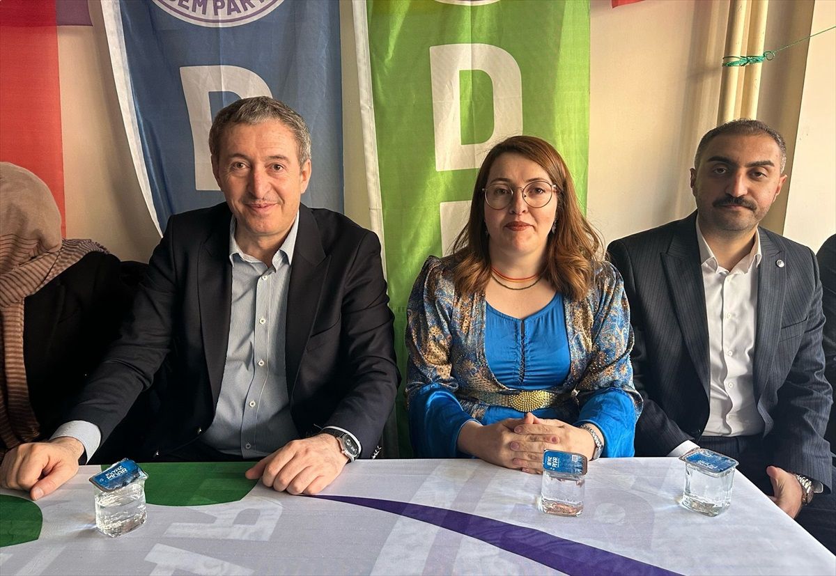 DEM Parti Eş Genel Başkanı Tuncer Bakırhan, seçim startını Hakkari\'den verdi