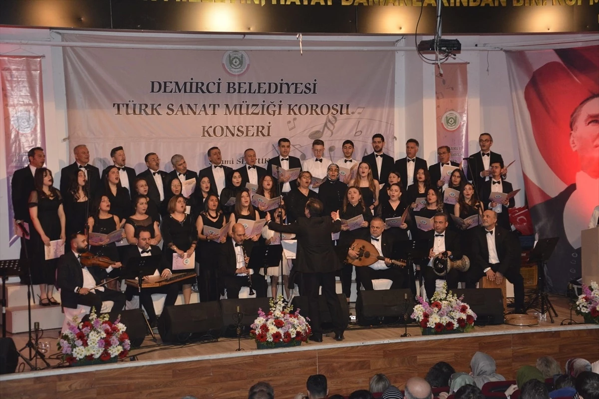 Demirci Türk Sanat Müziği Korosu İlk Konserini Verdi