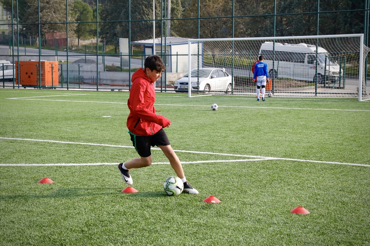 Depremde ailesini kaybeden genç futbolcu, futbolla yaşama tutunuyor