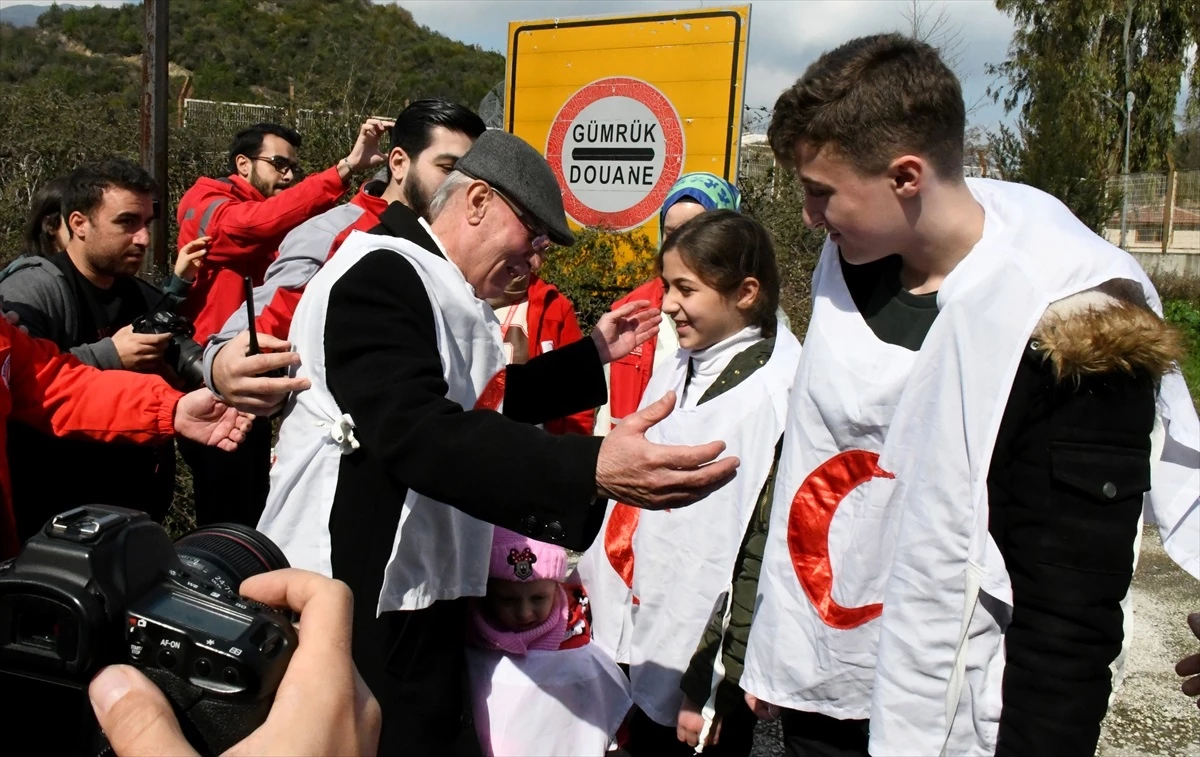 Kahramanmaraş\'ta depremde ailesini kaybeden 3 kardeş dedeleriyle buluştu