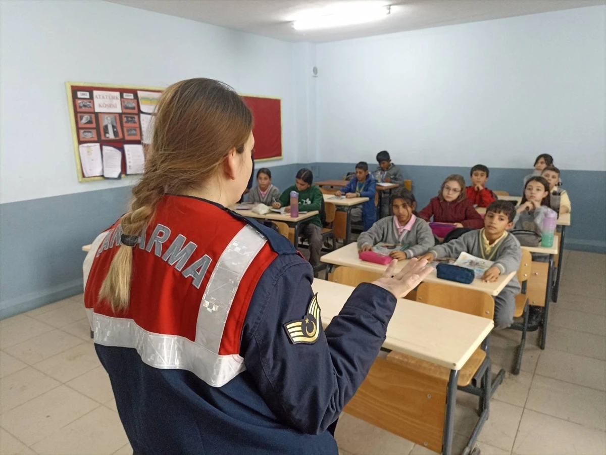 Edirne Jandarma Komutanlığı Öğrencilere Eğitim Verdi