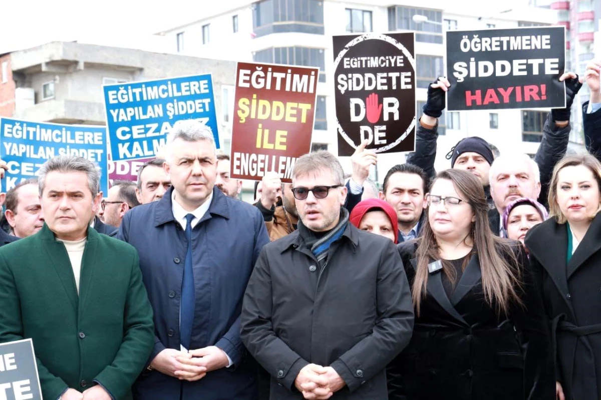 Samsun\'da Müdürün Darp Edilmesi Okul Bahçesinde Protesto Edildi
