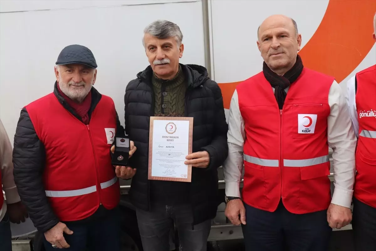 Emekli öğretmen 14 kez kan bağışında bulunarak ödüllendirildi