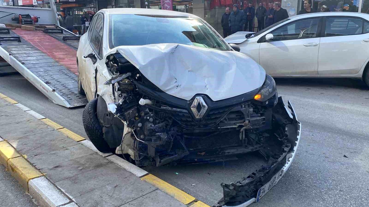 Erzincan\'da Zincirleme Trafik Kazası: 7 Araç Hasar Gördü, 1 Yaralı