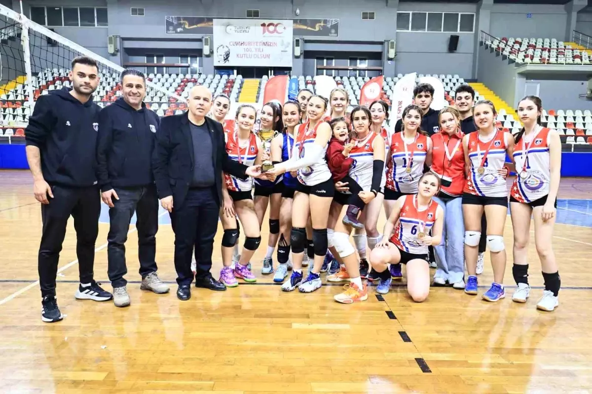 Denizli Damlaspor B Takımı Voleybol Küçük Kızlar İl Birincisi