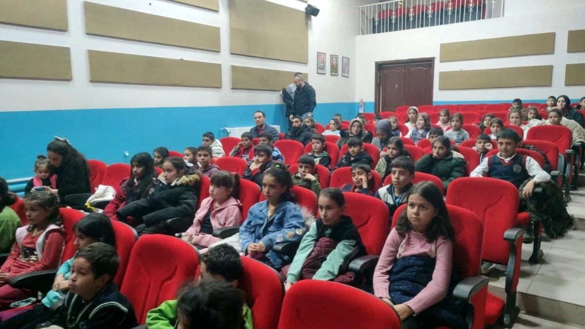 Erzurum\'da Gençlik Merkezi ve Okullar Arasında Tiyatro İş Birliği