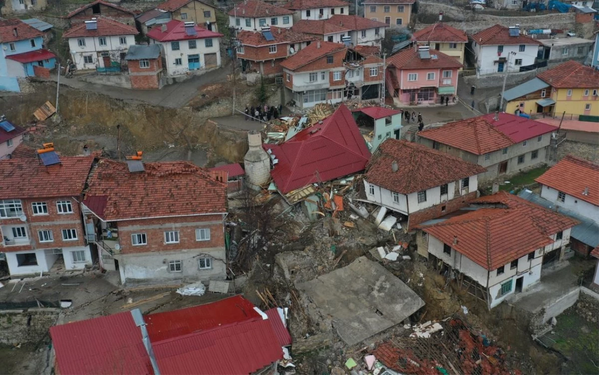 Hayrete düşüren görüntü! Koca köy adeta ikiye ayrıldı