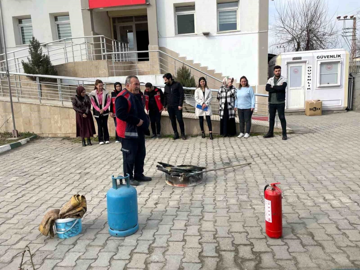 Iğdır Belediyesi İtfaiye Müdürlüğü, Kurum Çalışanlarına Yangın Söndürme Eğitimi Veriyor