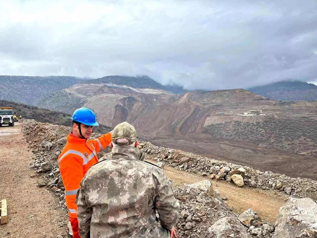 3. Ordu Komutanı İliç\'teki Arama-Kurtarma Timlerini Denetledi