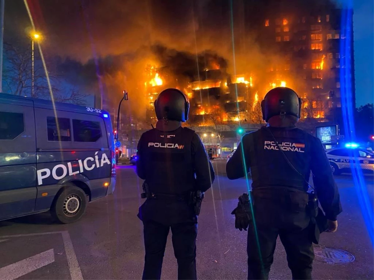 İspanya\'nın Valencia kentinde 14 katlı bir binada çıkan yangında 7 kişi yaralandı