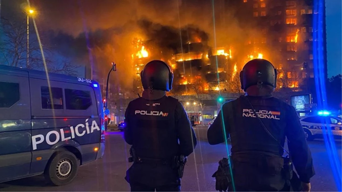 İspanya\'nın Valensiya kentinde 14 katlı apartmanda yangın