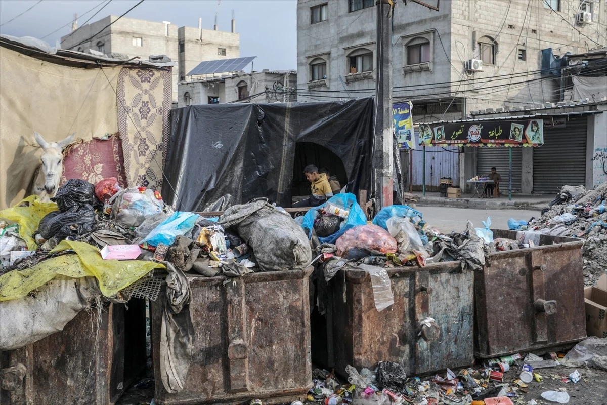 Gazze\'de İsrail saldırıları sonucu biriken çöp ve atıklar sağlık tehdidi oluşturuyor