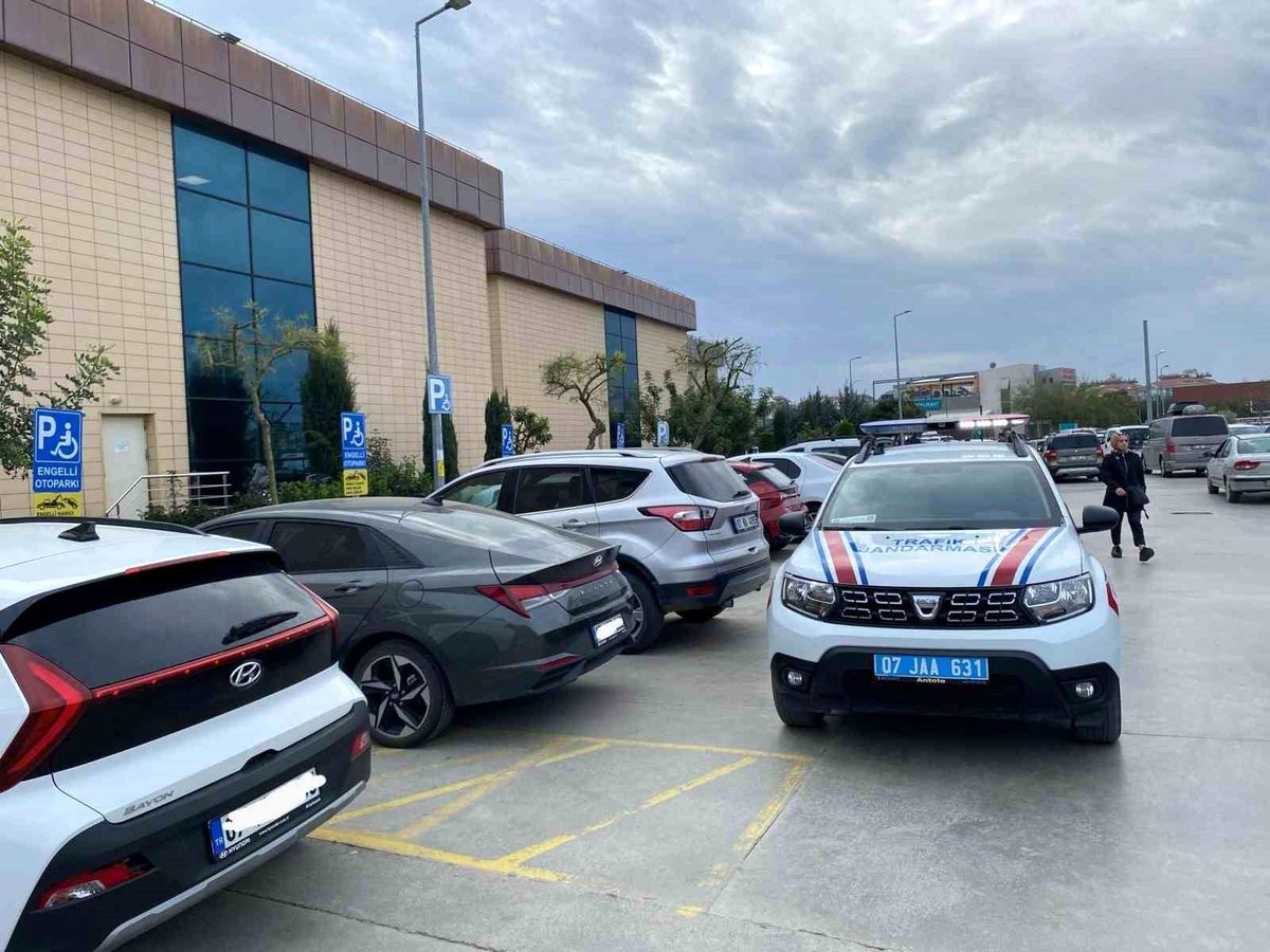 Alanya\'da yapılan trafik uygulamasında 111 araç ve sürücüsüne 284 bin 608 lira ceza kesildi