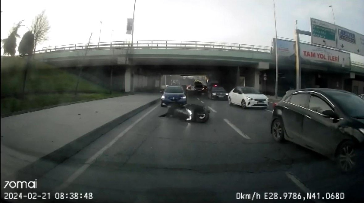Kağıthane\'de otomobil motosikletliye çarptı, feci kaza kameralara yansıdı