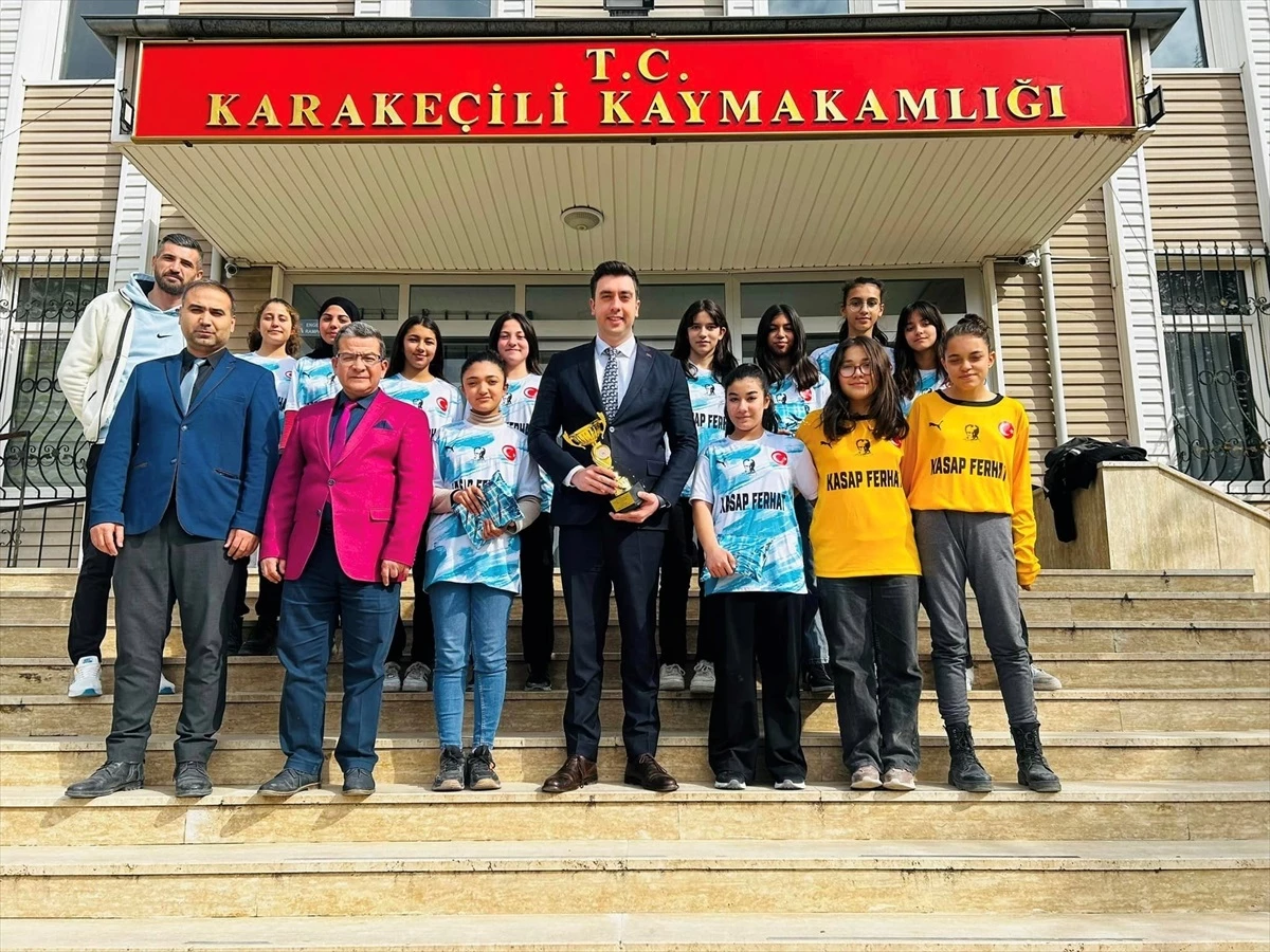 Karakeçili Atatürk Ortaokulu Kız Futbol Takımı Kaymakamı Ziyaret Etti