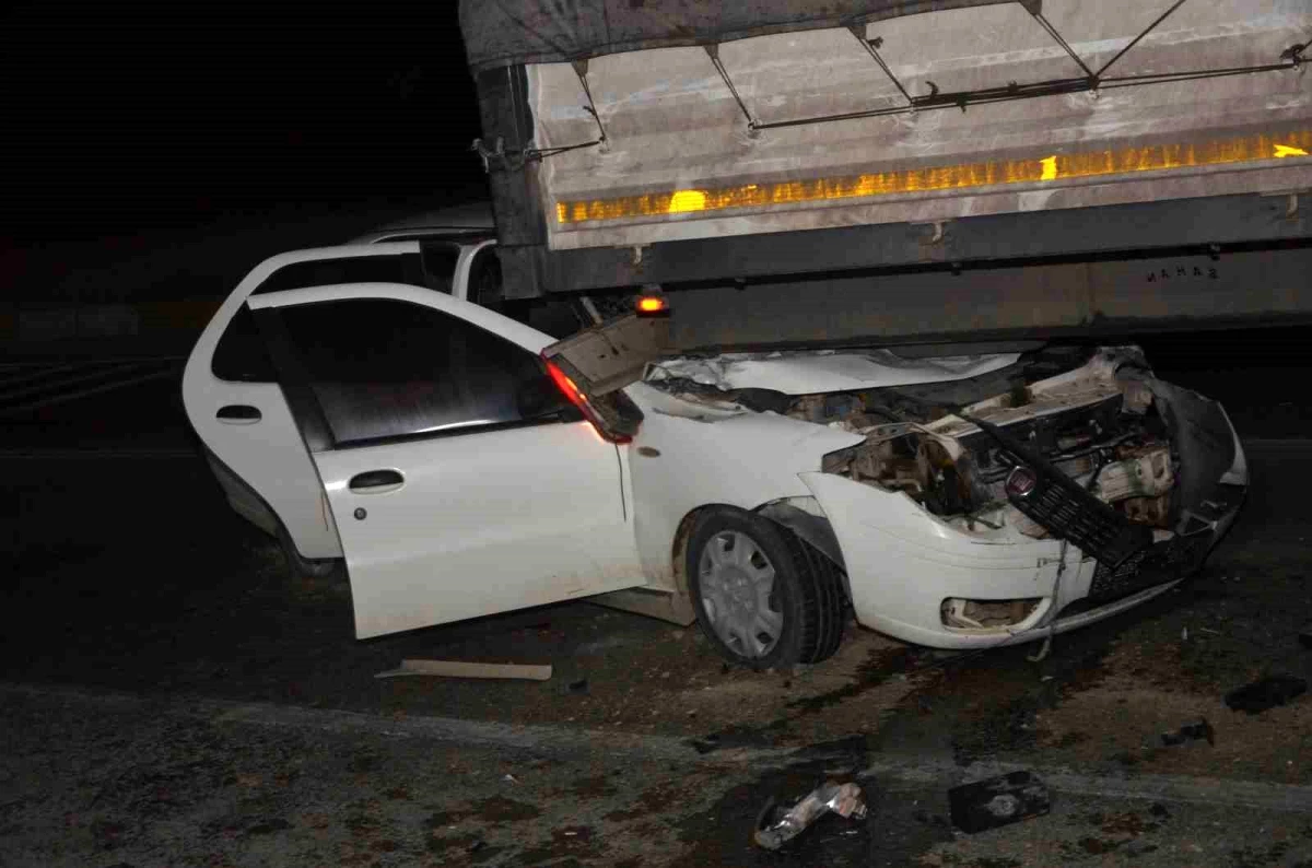 Konya Ereğli\'de kırmızı ışıkta bekleyen tıra otomobil çarptı: 3 yaralı