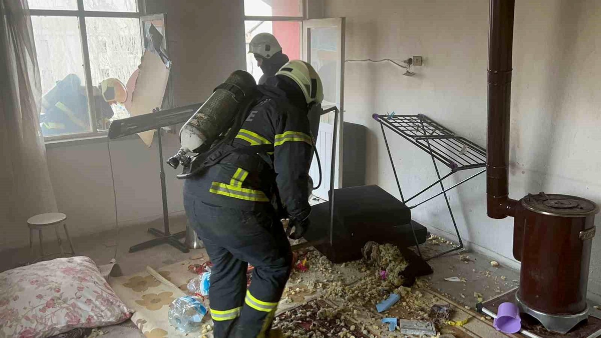 Aksaray\'da 5 katlı bir apartmanda çıkan yangın itfaiye tarafından söndürüldü