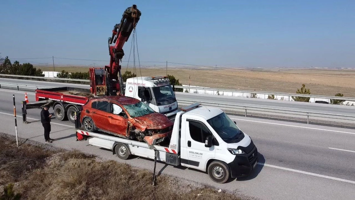 Afyonkarahisar\'da Otomobil Şarampole Devrildi, Sürücü Yaralandı