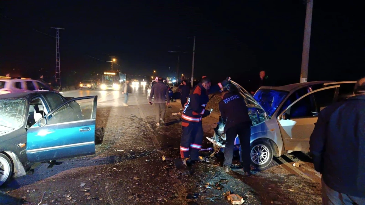 Malatya\'da kafa kafaya çarpışan otomobillerde 3 kişi yaralandı