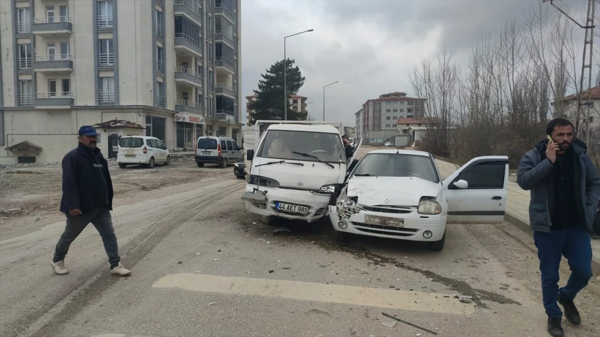 Malatya\'da kamyonetle otomobilin çarpıştığı kazada 2 kişi yaralandı