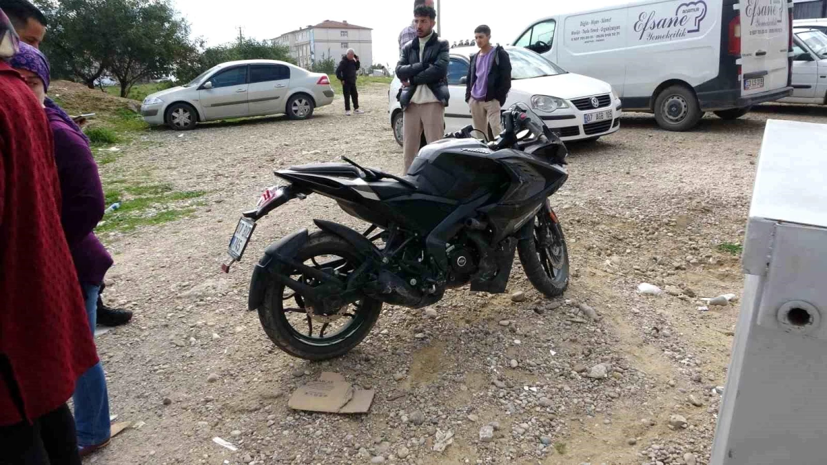 Antalya\'da motosiklet ile otomobil çarpıştı: Motosiklet sürücüsü kask sayesinde hayatta kaldı