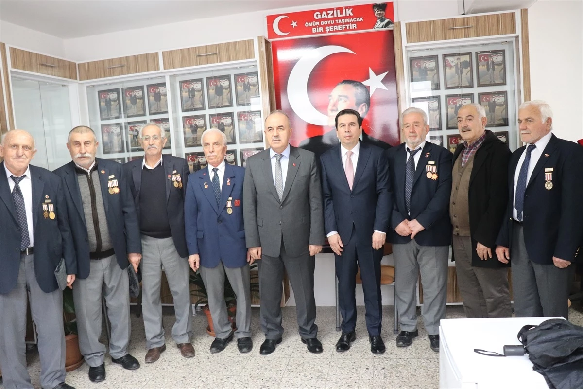 Ordu Valisi Muammer Erol, Türkiye Muharip Gaziler Derneği Ünye Şubesi\'ni ziyaret etti