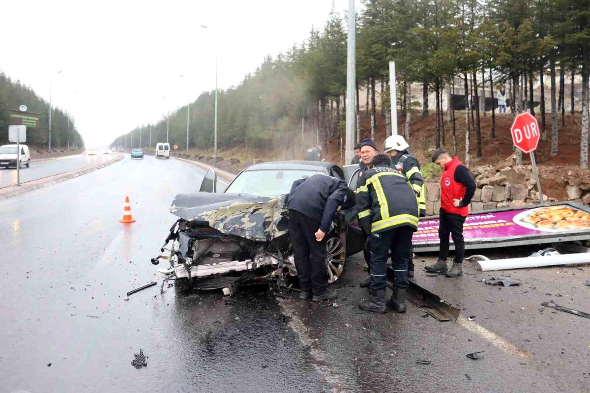 Kayseri\'de otomobil istinat duvarına çarptı: 2\'si ağır 4 yaralı
