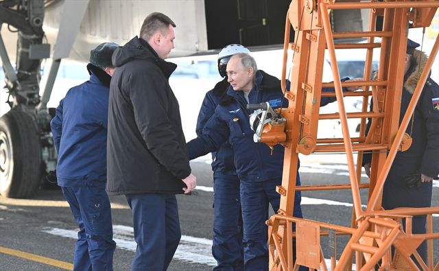 Putin, Rus stratejik bombardıman uçağı ile uçuş gerçekleştirdi Putin, Rus stratejik bombardıman uçağı ile uçuş gerçekleştirdi