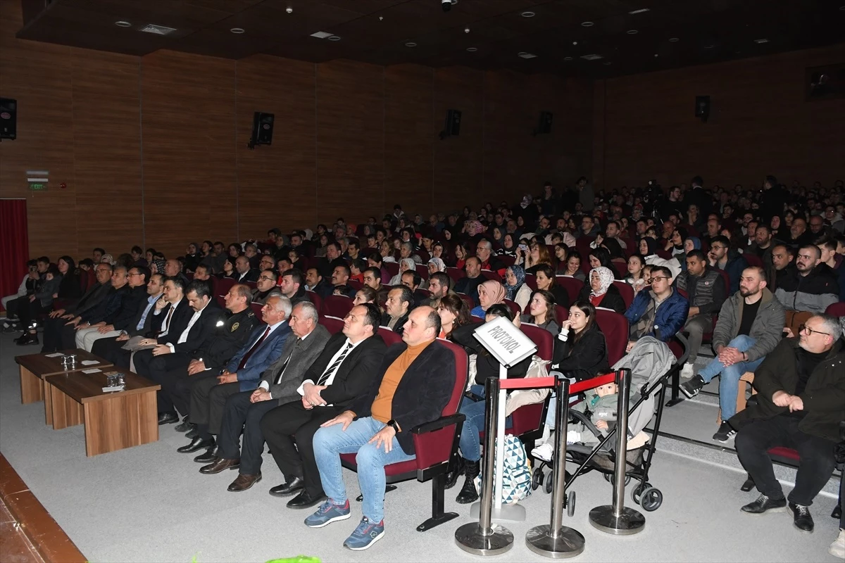 Vezirköprü Mesleki ve Teknik Anadolu Lisesi Türk Halk Müziği Korosu, depremzedelere yardım için konser düzenledi