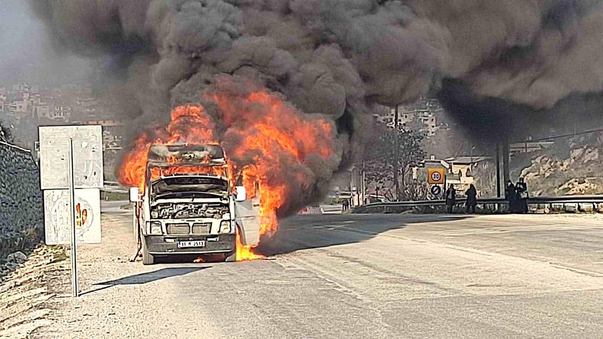 Hatay\'da seyir halindeki yolcu minibüsü alevlere teslim oldu