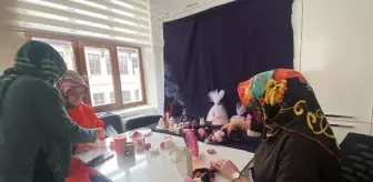 Kastamonu'da Aile Destek Merkezi kursiyerleri kokulu mum üreterek gelir elde ediyor