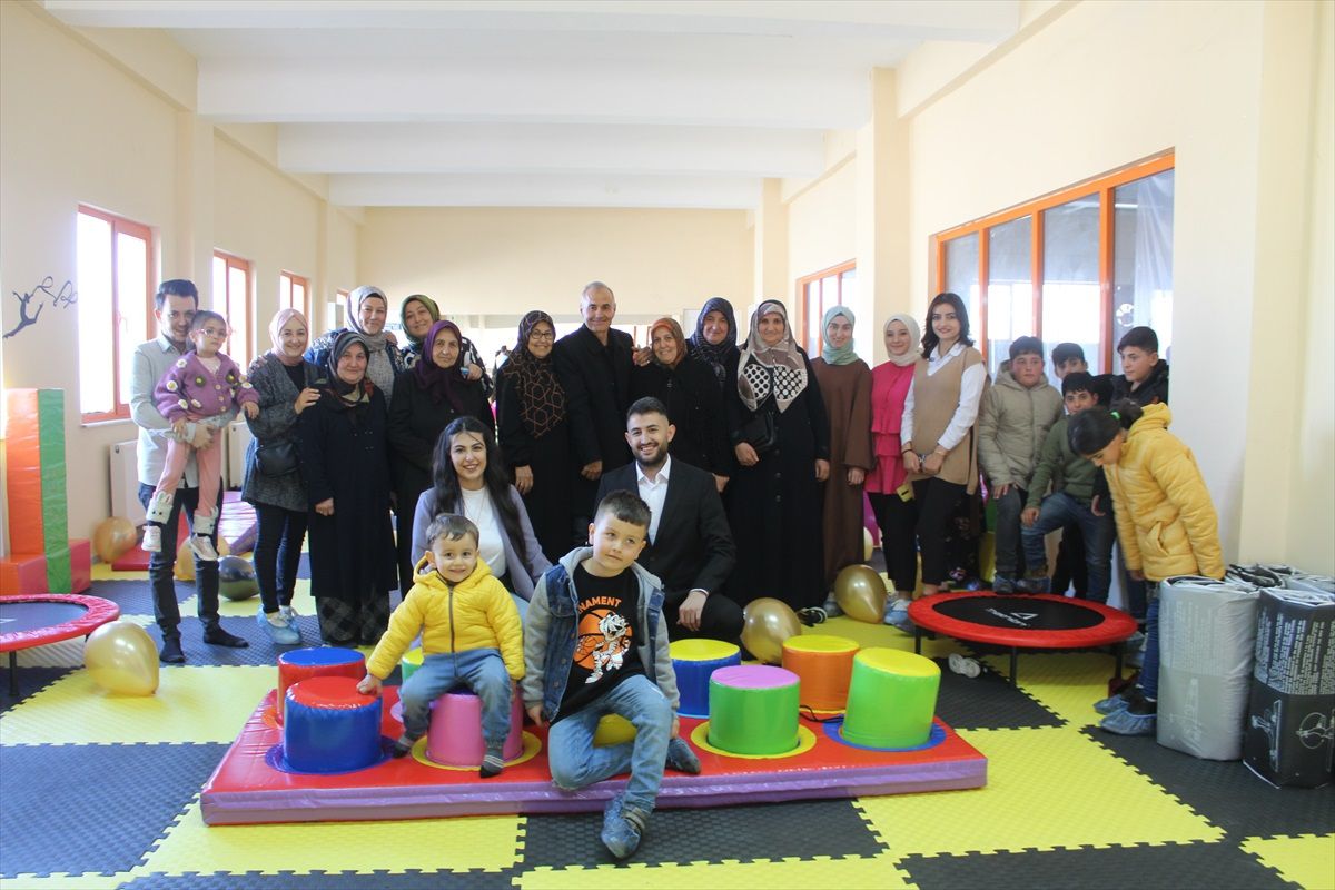 Yunak Kaymakamı Özgür Pelvan, ilçede yapımı tamamlanan spor salonunun açılışını gerçekleştirdi