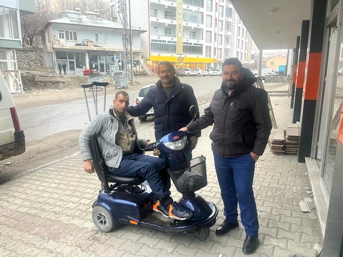 Bitlis\'te koltuk altı değnekleriyle yürüyen Yüksel Günay\'a akülü araba hediye edildi