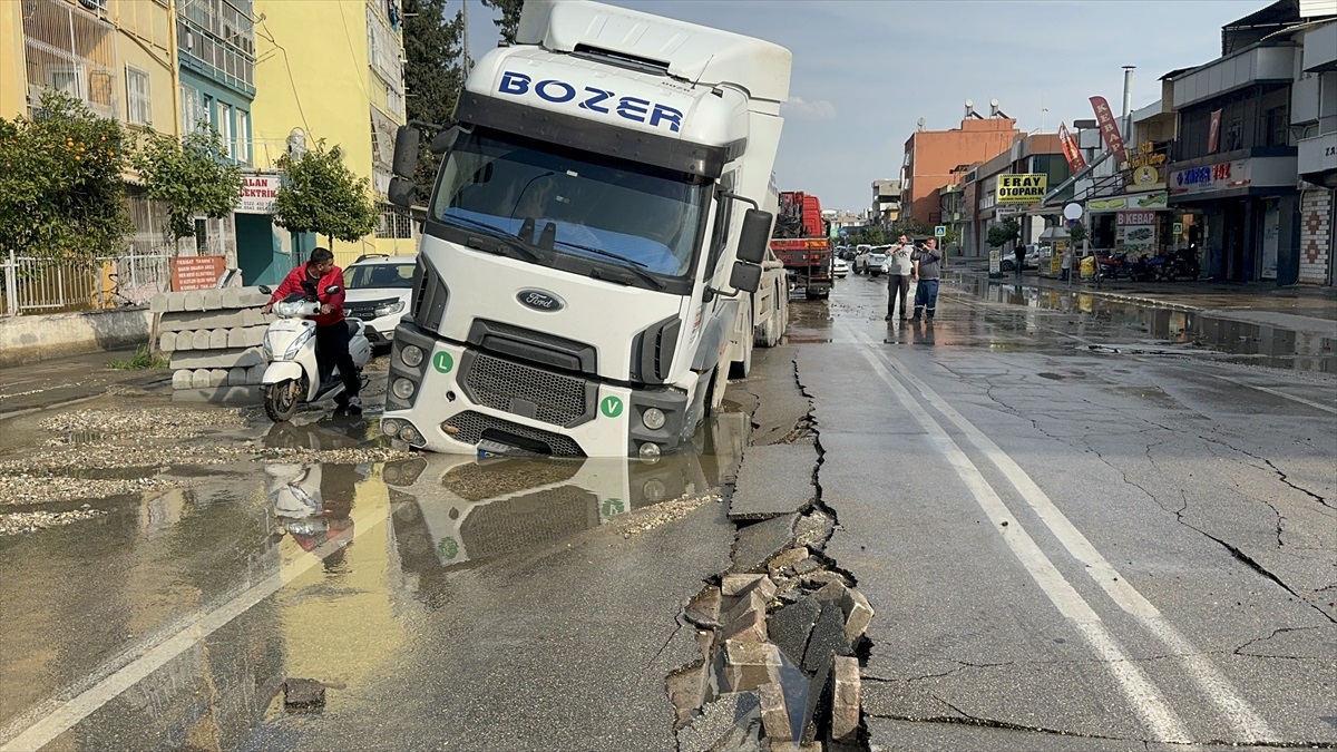 Adana\'da İçme Suyu Borusu Patladı, Tır Çukura Düştü