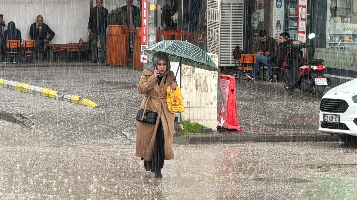 Adıyaman\'da Dolu ve Sağanak Yaşamı Olumsuz Etkiledi