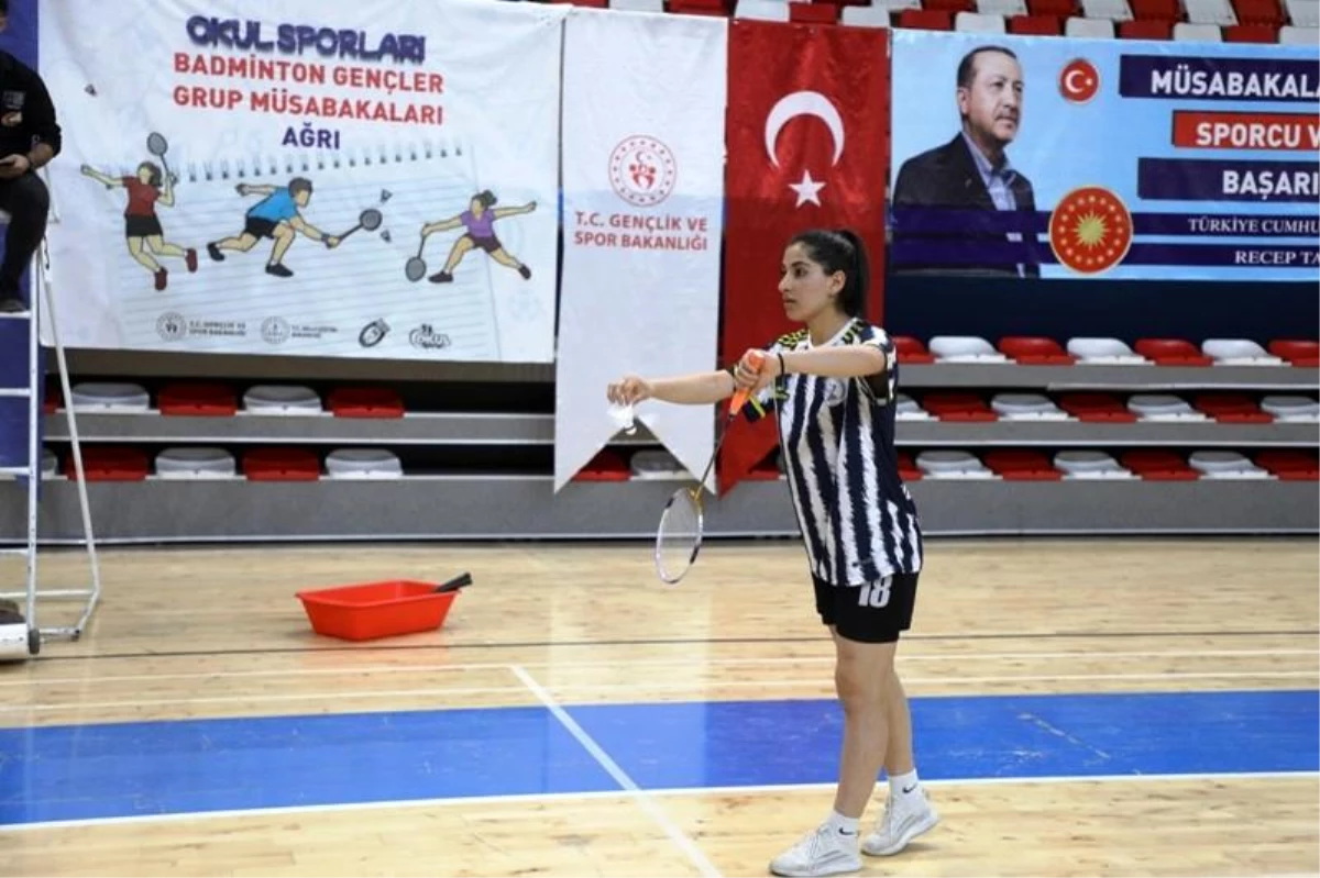 Ağrı\'da Gençler Kız-Erkek Badminton Grup Müsabakaları Başladı