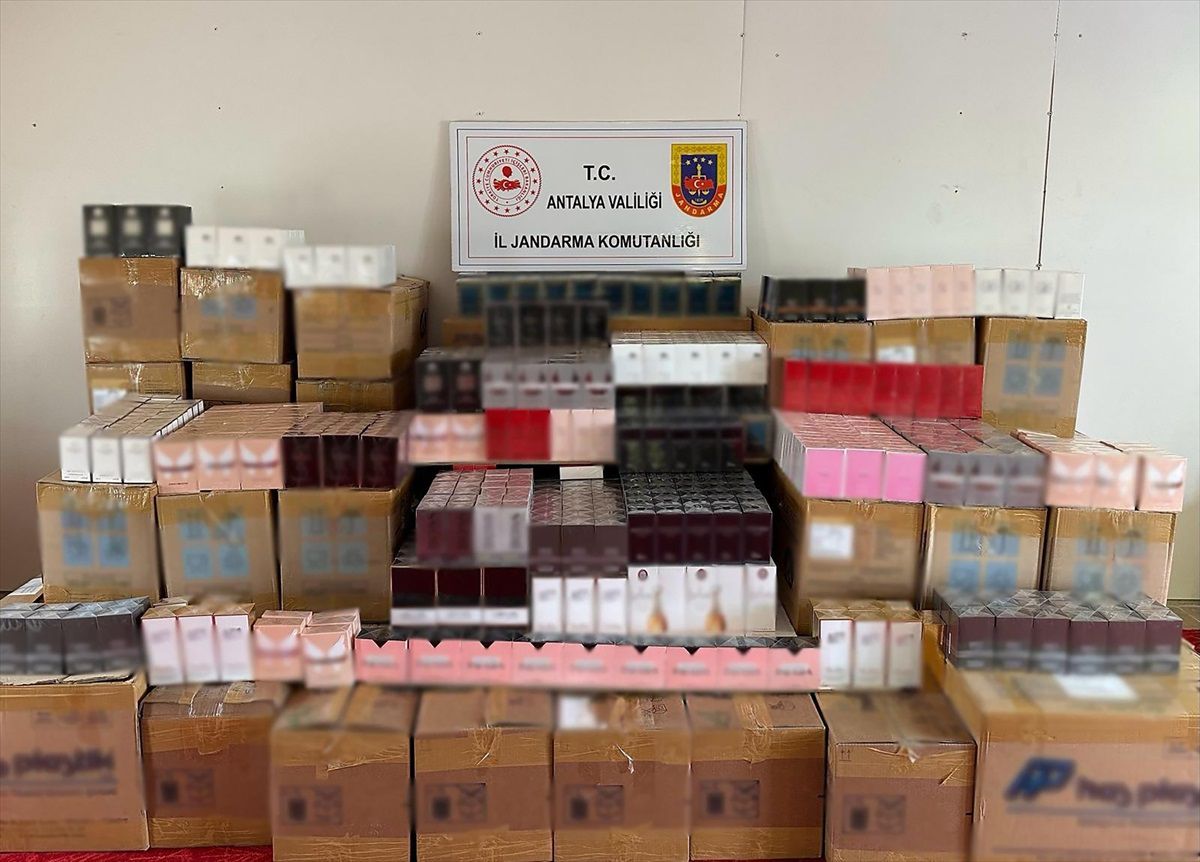 Alanya\'da düzenlenen operasyonda 8 bin 150 adet kaçak parfüm ele geçirildi