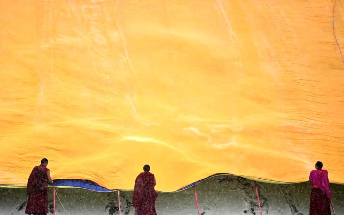 Çin\'deki Labrang Manastırı\'nda Buda\'nın Güneşlenmesi Töreni Düzenlendi