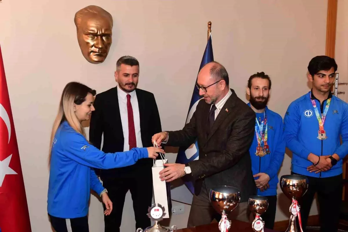 Anadolu Üniversitesi Rektörü, Taekwondo Türkiye Şampiyonasında başarılı olan sporcuları kabul etti