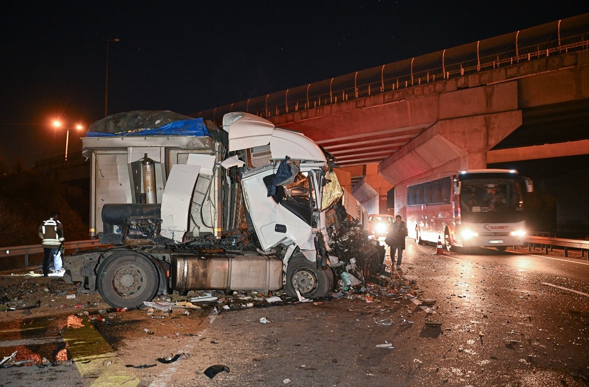 Ankara\'da 4 tırın karıştığı zincirleme kaza: 1 yaralı