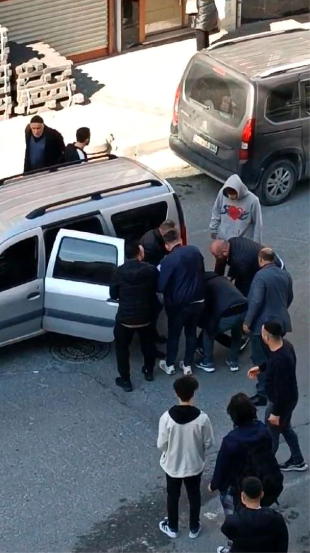 Arnavutköy\'de Husumetli İki Kişi Arasında Silahlı Saldırı