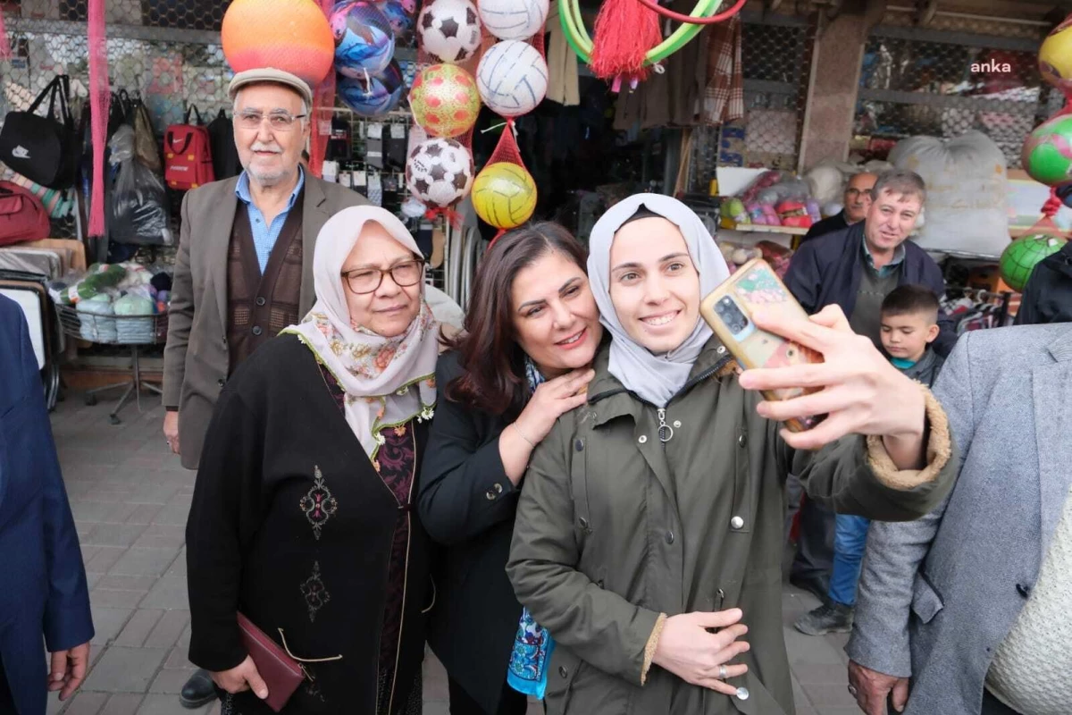 Aydın Büyükşehir Belediye Başkanı Umurlu Pazarı\'nda Vatandaşlarla Buluştu