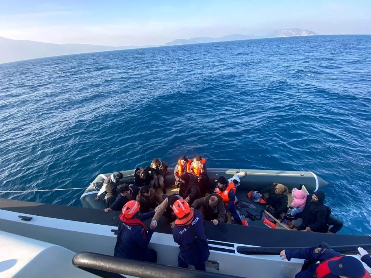 Kuşadası\'nda Yunanistan unsurları tarafından geri itilen 9\'u çocuk 18 düzensiz göçmen kurtarıldı