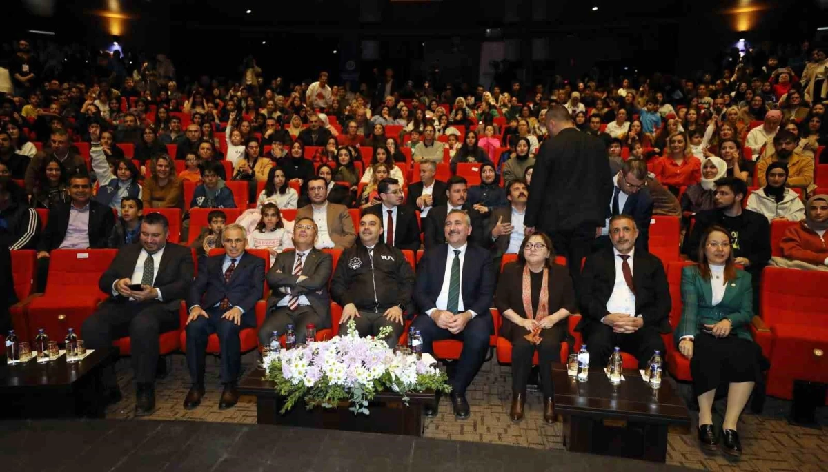 Sanayi ve Teknoloji Bakanı Mehmet Fatih Kacır ile Türkiye\'nin ilk astronotu Alper Gezeravcı Gaziantep Üniversitesi\'nde öğrencilerle buluştu
