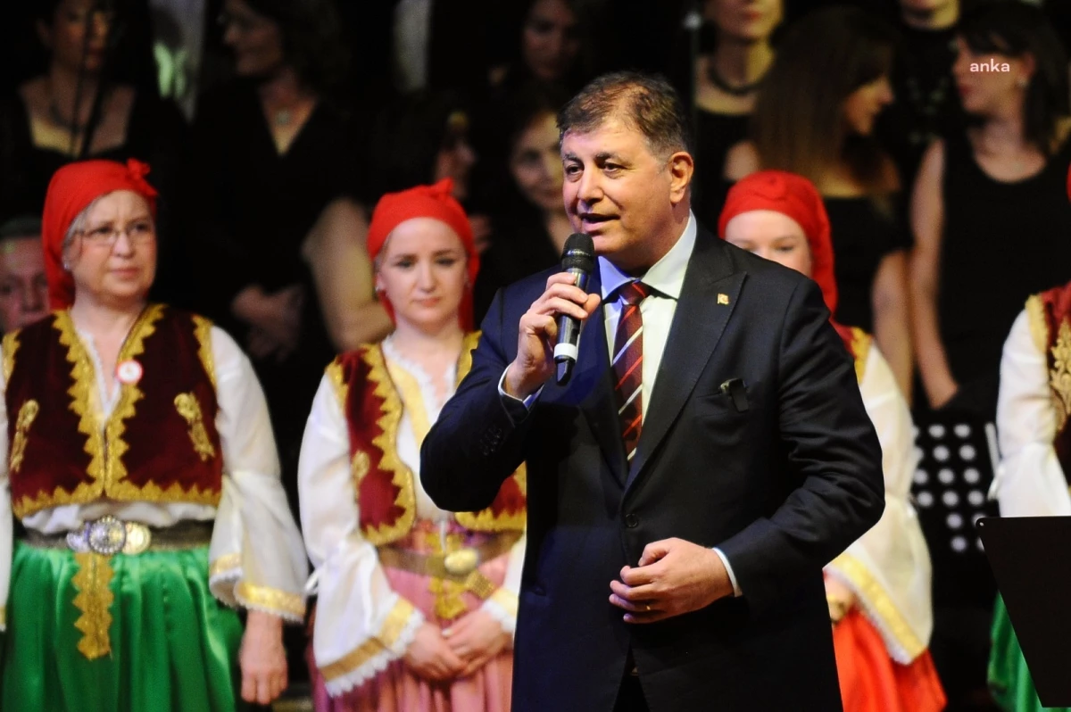 CHP İzmir Büyükşehir Belediye Başkan Adayı Cemil Tugay, Karşıyaka Belediyesi Türk Halk Müziği Korosu\'nun konserine katıldı